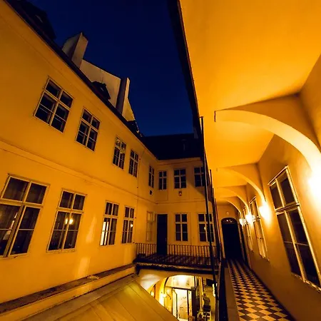 Little Town Budget Prague