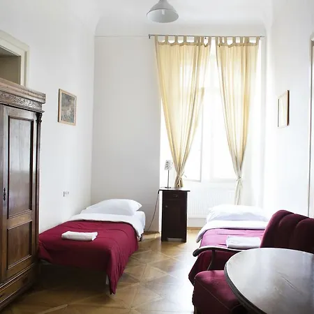 Hotel Little Town Budget